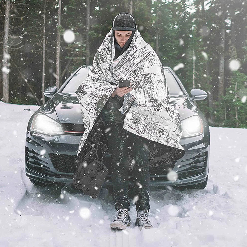 Couverture de survie thermique double face argent et or pour protection contre le froid et la chaleur en extérieur